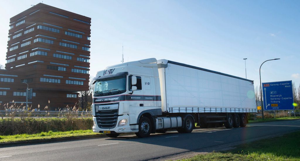 Vrachtwagen van Koerier & Sneltransport Waalwijk